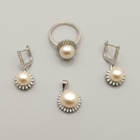 Set of pearl jewelry including earrings and a pendant 