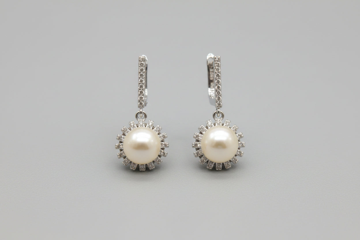 グレーの背景にシルバーのアクセントがあしらわれたパールのイヤリング。